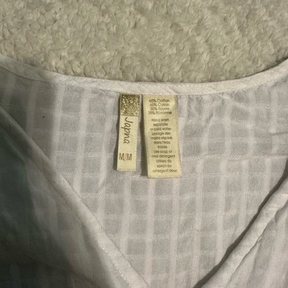 white v neck top with scrunch at the bottom - Picture 2 of 3